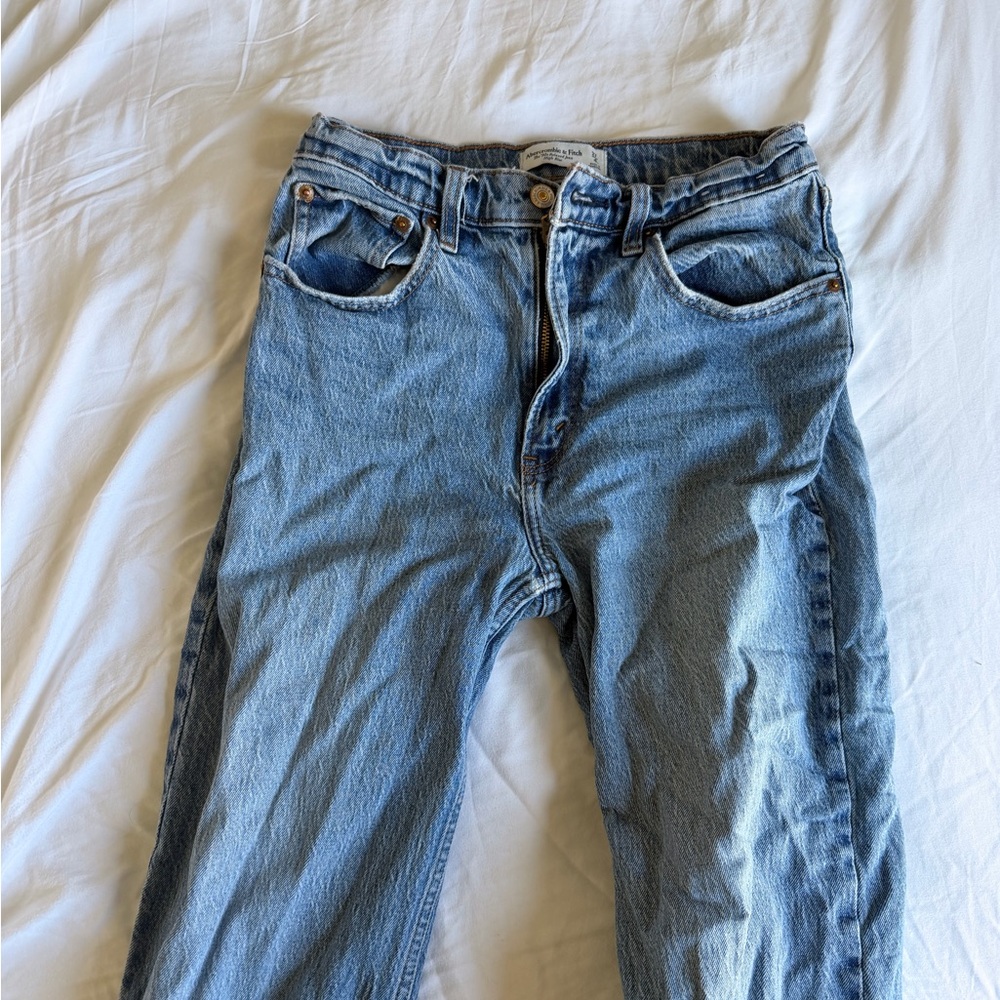 Abercrombie High Rise 90s Relaxed Jean 27L Medium with Raw Hem